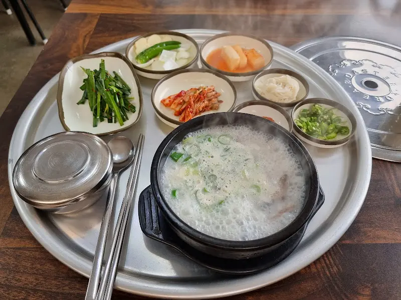 돼지국밥 한상차림