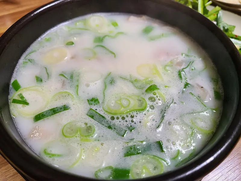 뽀얀 국물의 돼지국밥