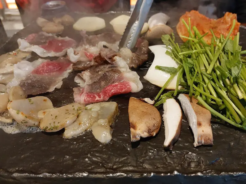 돌판 위에서 익어가는 차돌, 관자, 김치