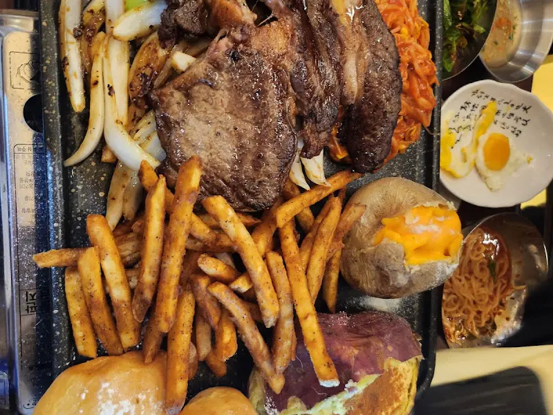 스테이크 한 상 차림