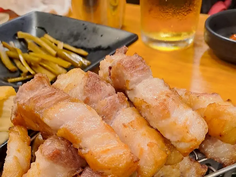 노릇하게 구워진 삼겹살과 밑반찬