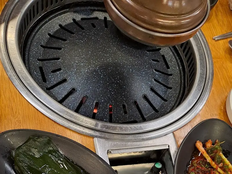 테이블 중앙에 놓인 숯불 화로