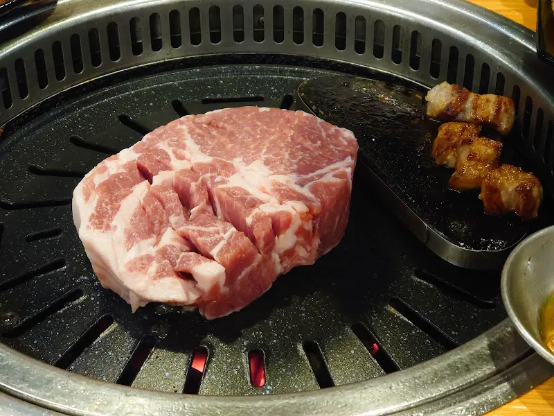 숯불 위에서 익어가는 목살