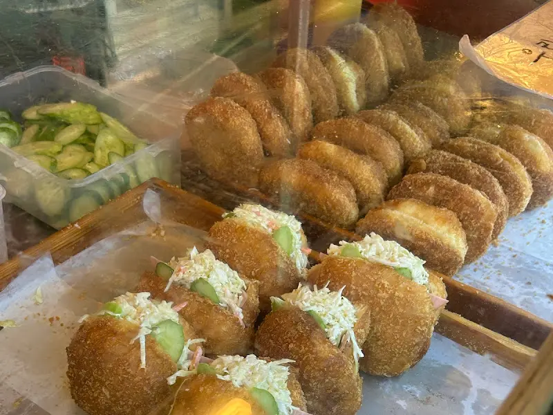 다양한 종류의 야채빵이 진열된 모습