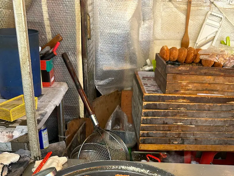 야채빵을 튀겨내는 모습