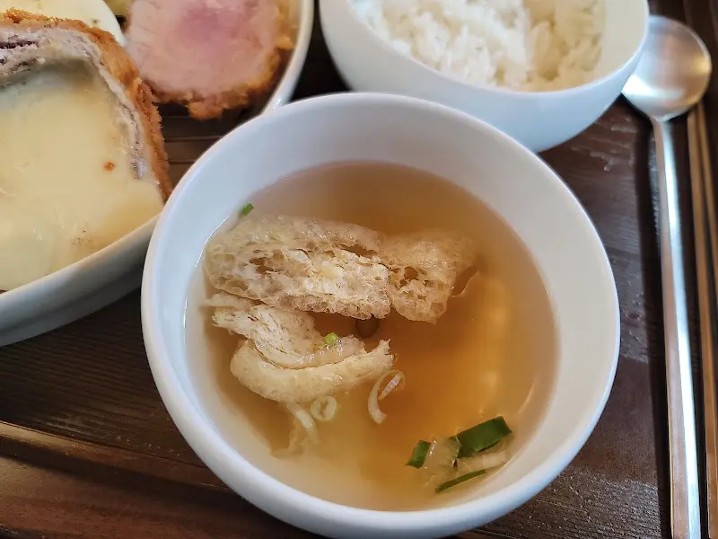 정갈하게 담겨 나온 돈까스 한 상 차림