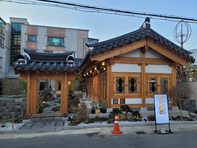 한옥의 아름다움을 담은 온유의 외관