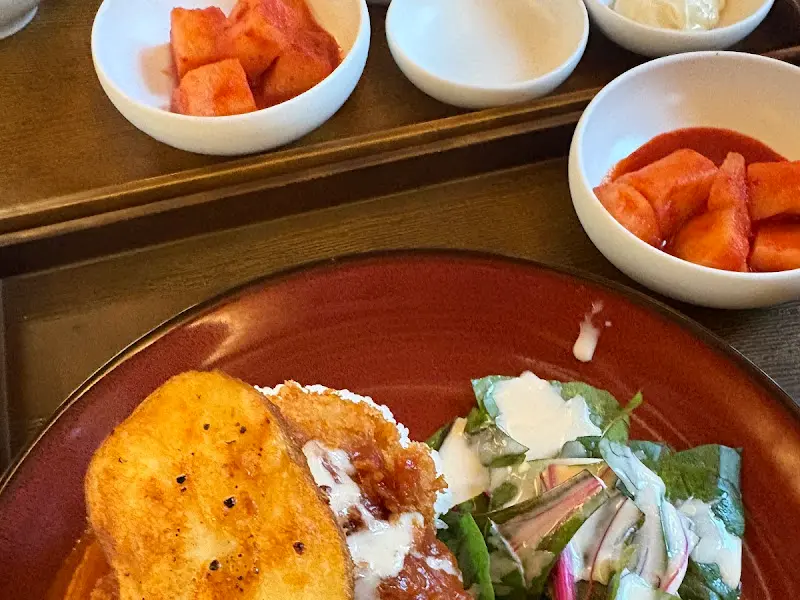 돈까스와 함께 제공되는 깍두기, 샐러드, 소스