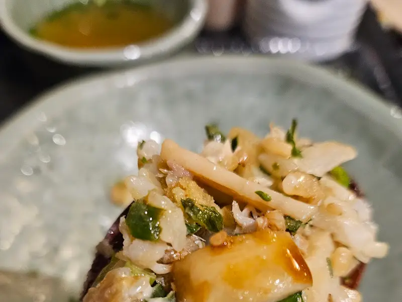 도미 솥밥을 김에 싸 먹는 모습