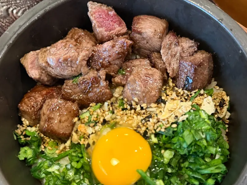 스테이크 솥밥의 윤기 흐르는 스테이크