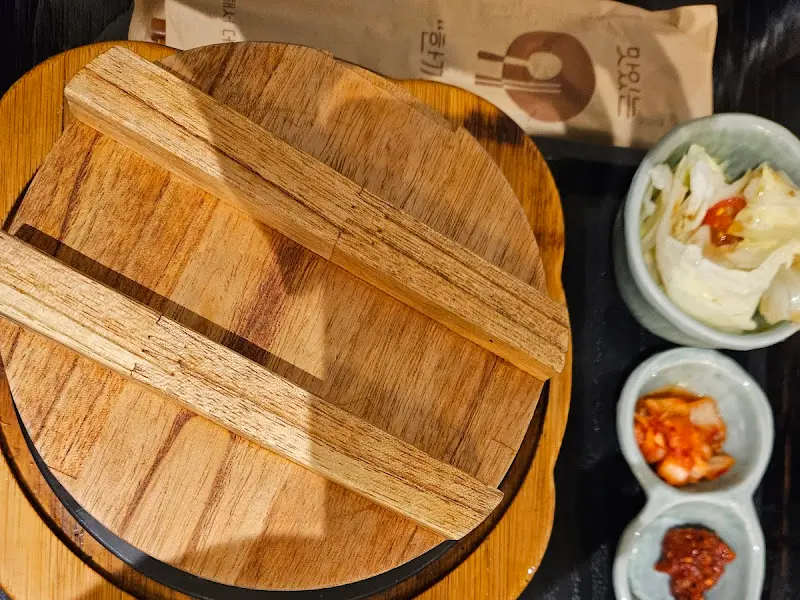 솥밥 뚜껑이 덮인 모습