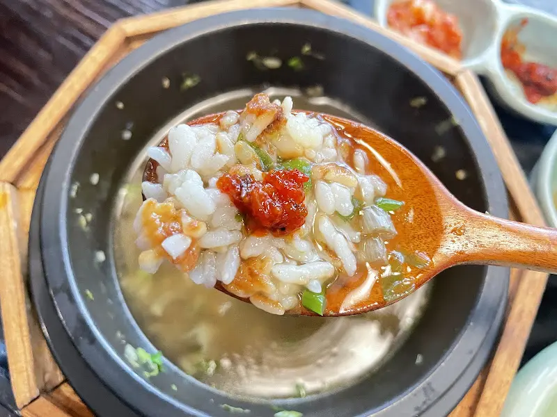 누룽지에 숭늉을 부어 먹는 모습