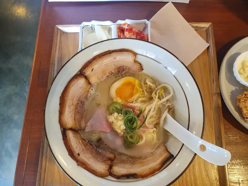 차슈와 반숙 계란의 조화가 훌륭한 차슈덮밥