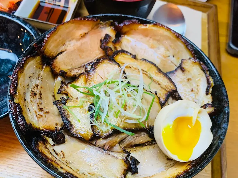 윤기가 흐르는 차슈 덮밥의 비주얼