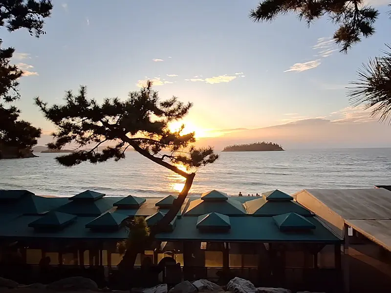 석양 아래 엘도라도 리조트 풍경