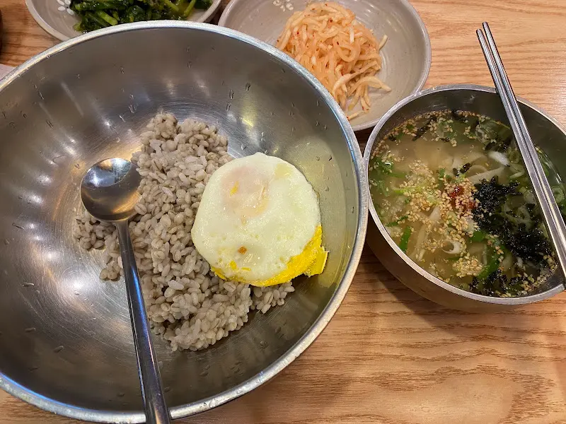 푸짐한 보리밥과 칼국수 한 상