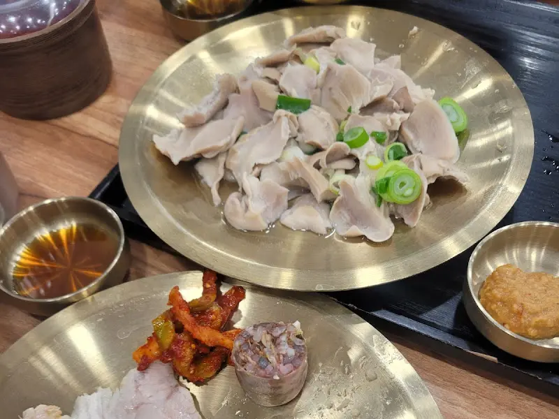 윤기가 흐르는 돼지 내장 수육