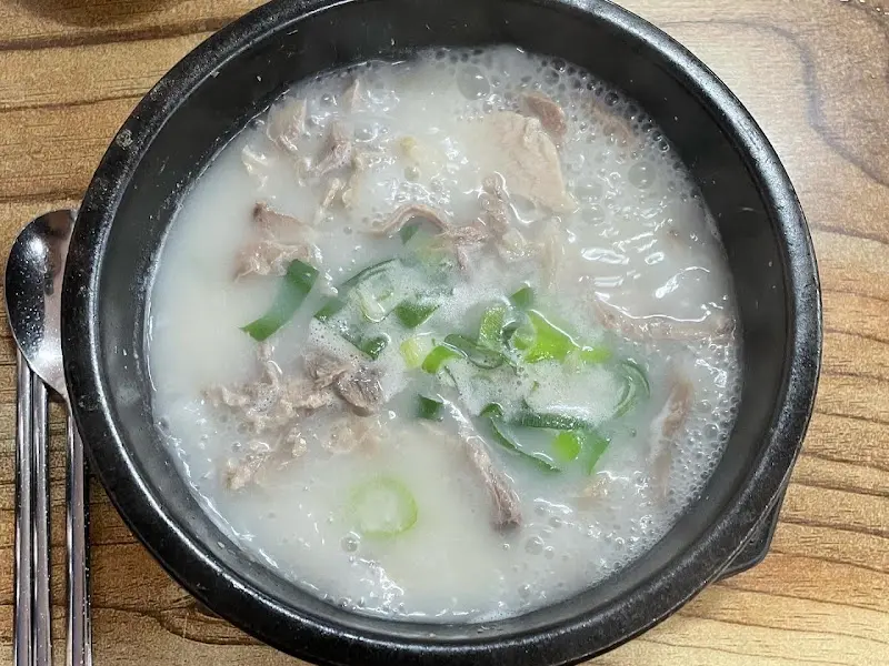 뽀얀 국물의 돼지국밥