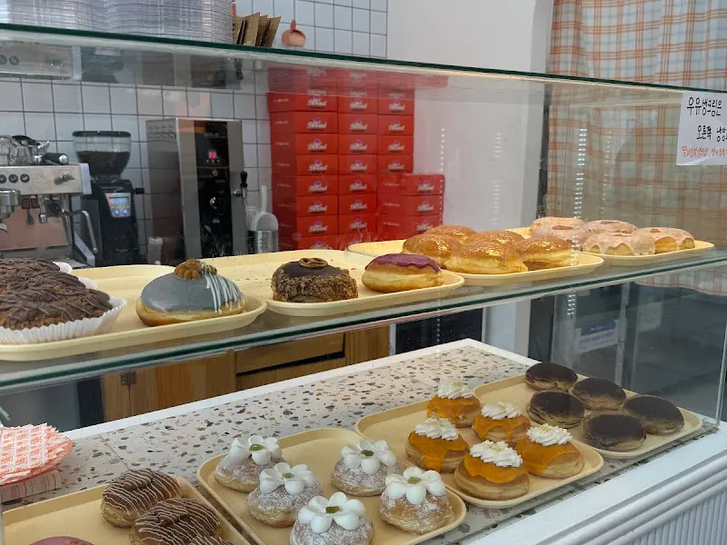 다양한 종류의 도넛