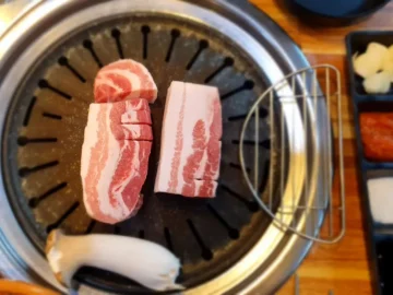 줄 서는 이유가 있었네…인생 삼겹살을 만난 도시 바비큐 맛집