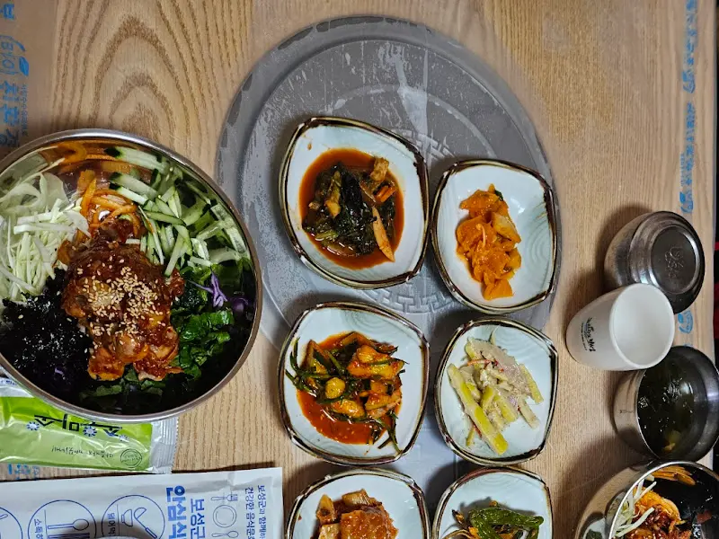 돌솥비빔밥과 반찬