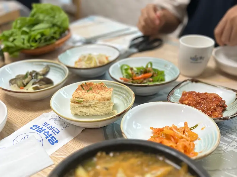 테이블에 놓인 반찬들