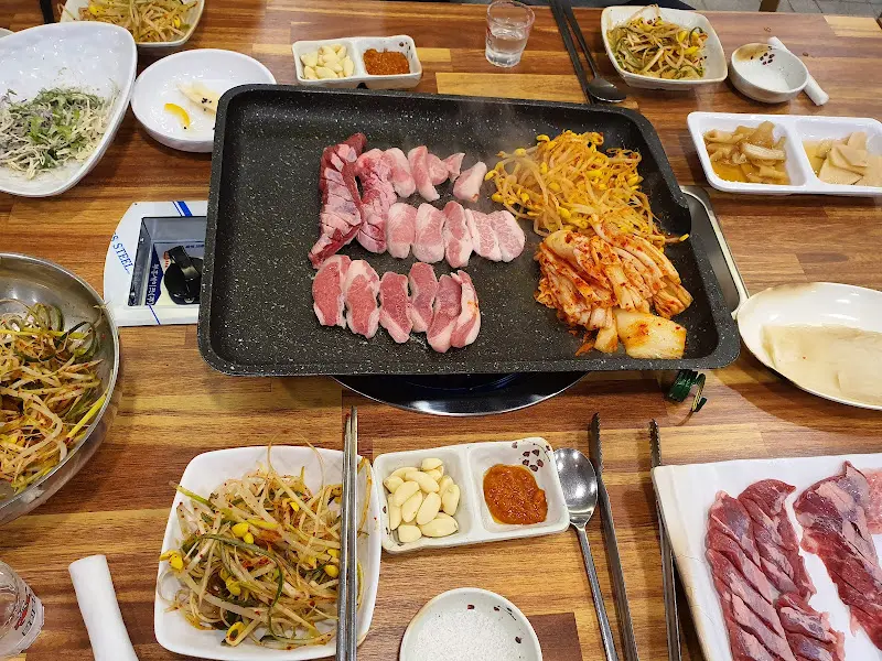 푸짐한 밑반찬과 한우