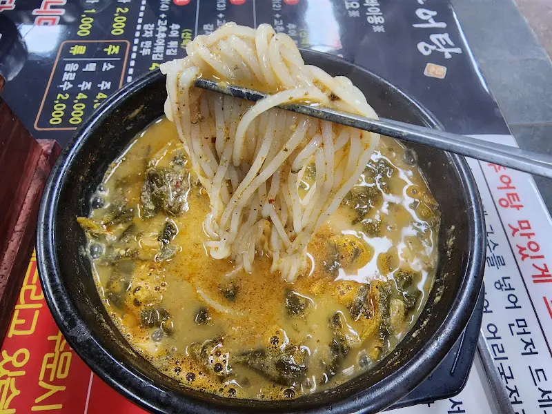 소면을 넣은 추어탕