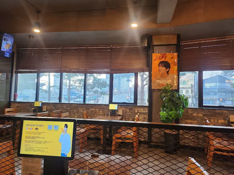넓고 쾌적한 교촌치킨 내부