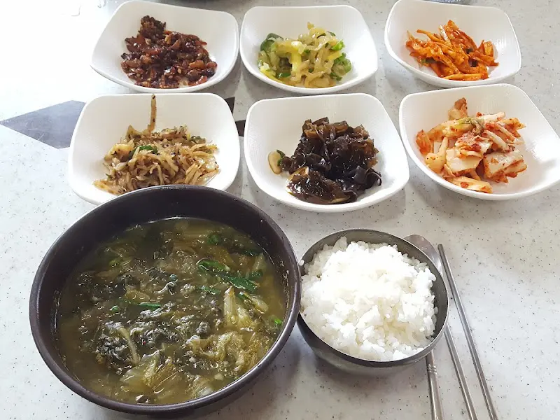 정갈하게 차려진 골부리국 한 상 차림