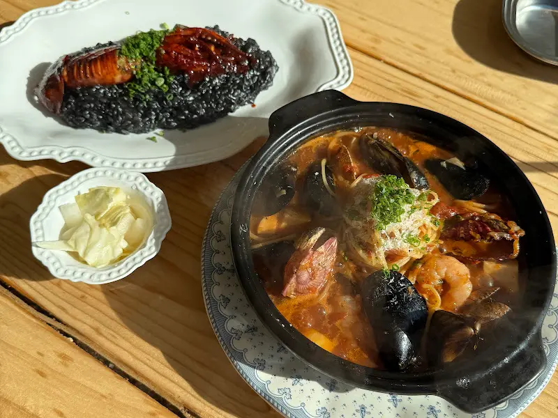 먹물 오징어 리조또와 해산물 빠쉐 파스타