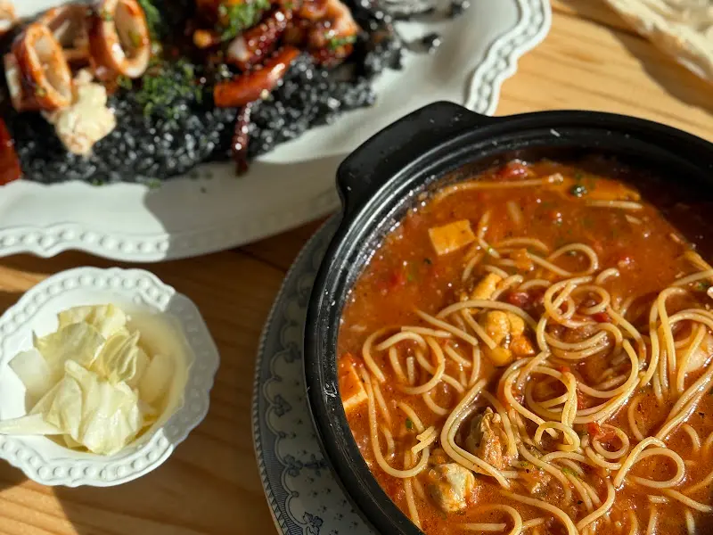 해산물 빠쉐 파스타와 먹물 오징어 리조또