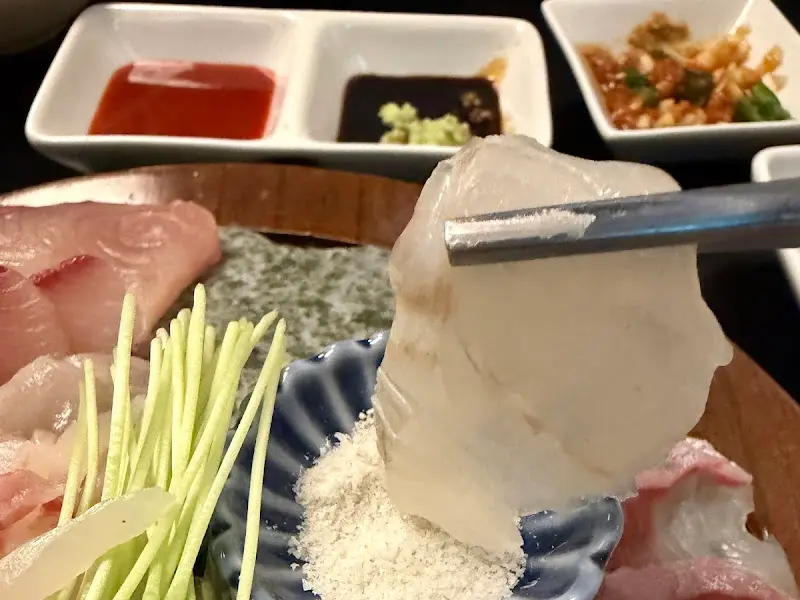 트러플 소금에 숙성회를 찍어 먹는 모습