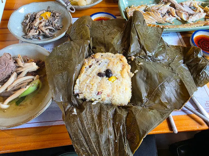 연잎에 싸여 나온 연잎밥