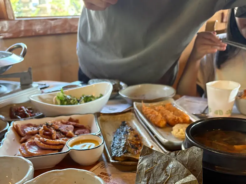 한상 가득 차려진 백련정식