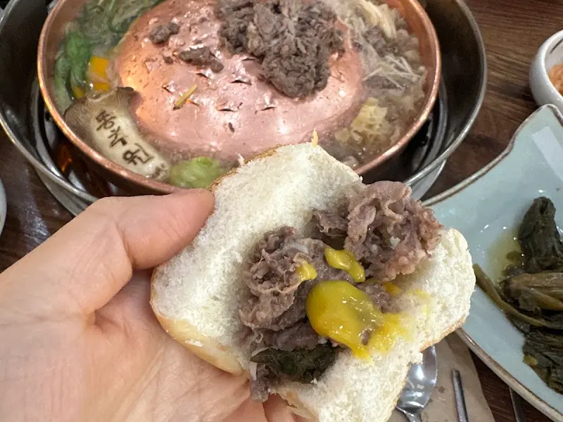 모닝빵에 불고기와 갓김치 짱아찌를 넣어 만든 불고기 미니 버거