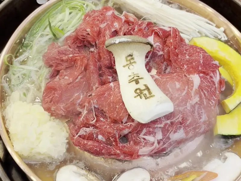 동추원불고기의 한우불고기. 버섯에 새겨진 '동추원'이라는 글자가 인상적이다.