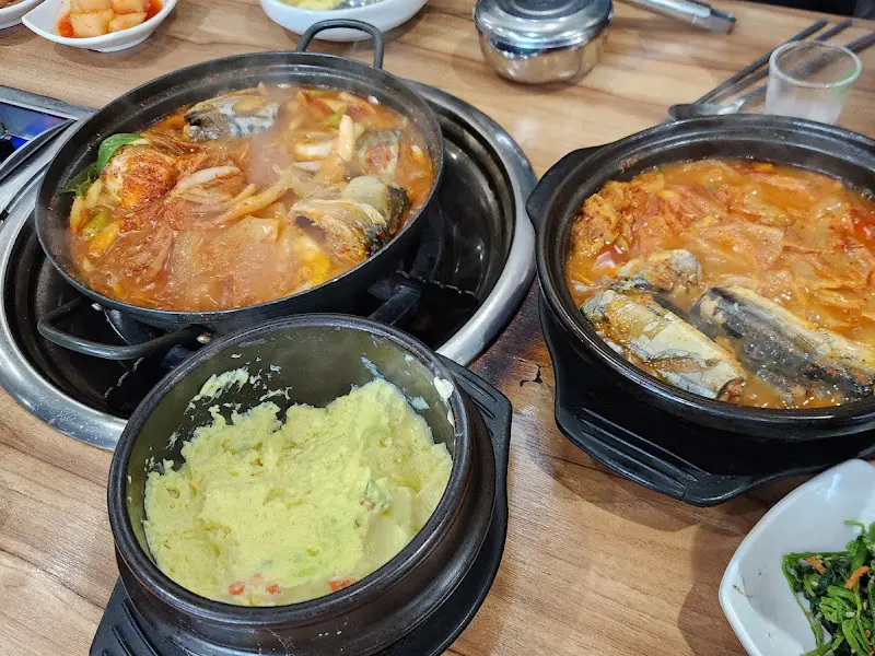 김치찜과 계란찜, 다양한 반찬들