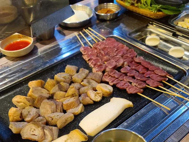 영생곱창 불판 위 염통, 막창