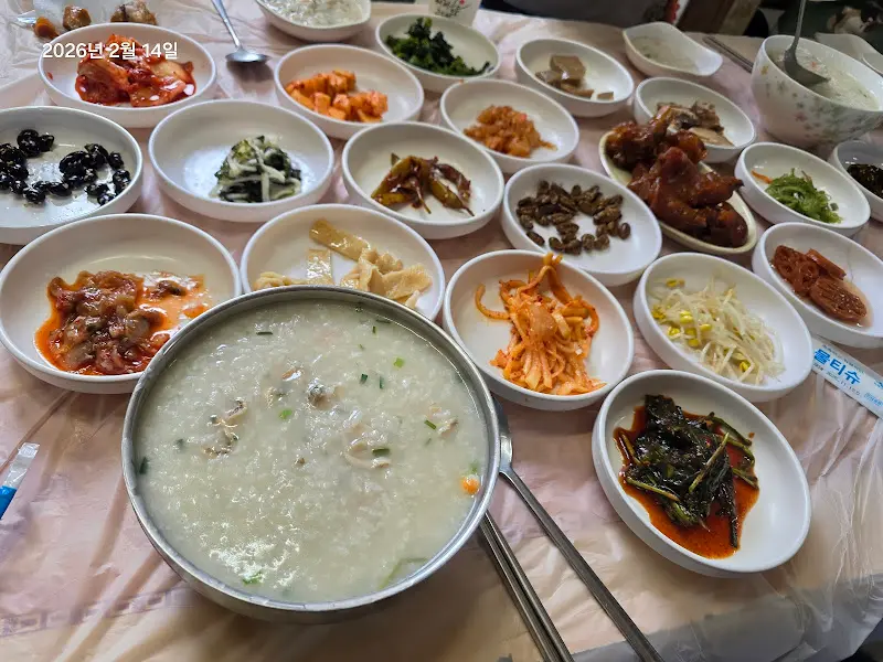 한상 가득 차려진 반찬과 백합죽