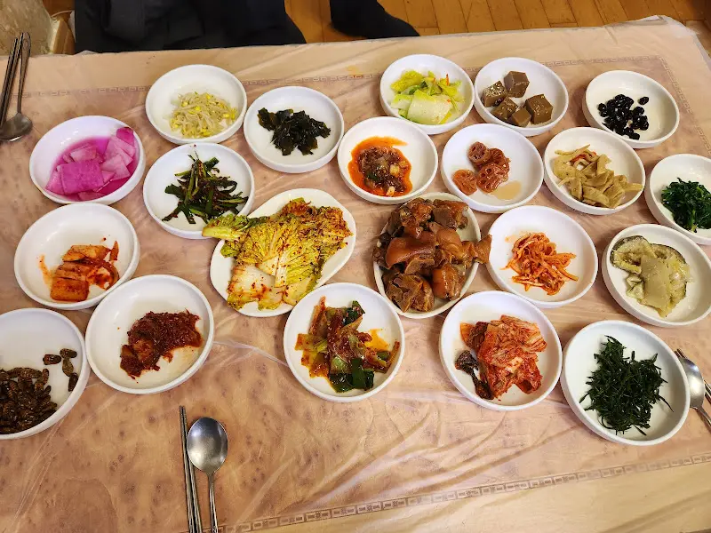 한상 가득 차려진 반찬