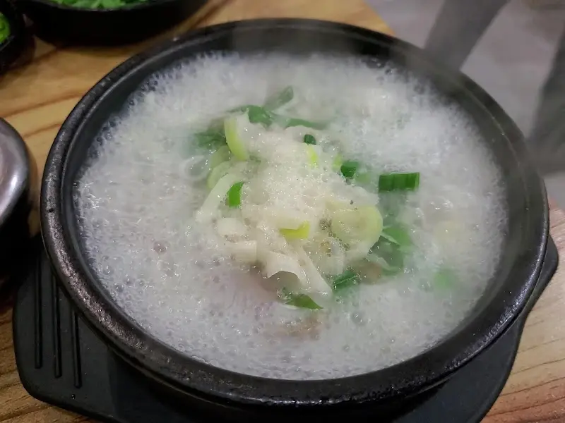 뽀얀 국물의 순대국밥