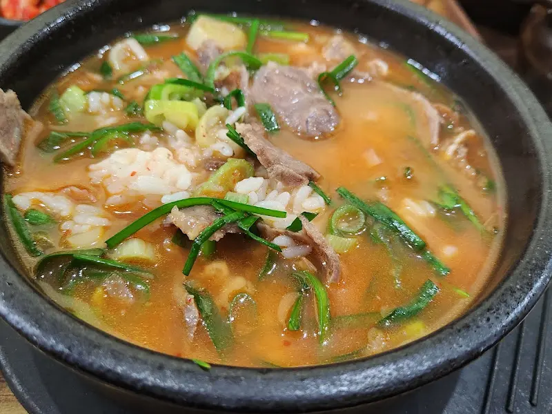 순대와 고기가 가득한 순대국밥