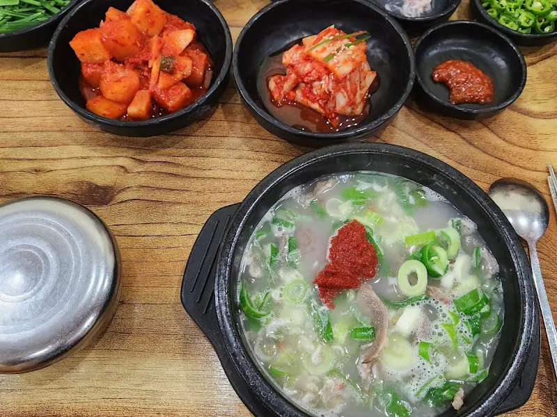 다채로운 밑반찬과 순대국밥