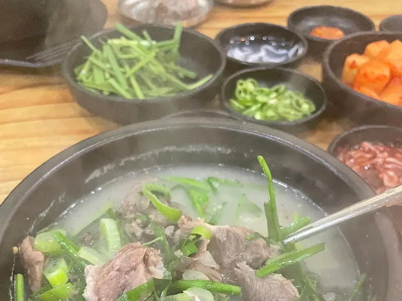 순대국밥의 푸짐한 건더기
