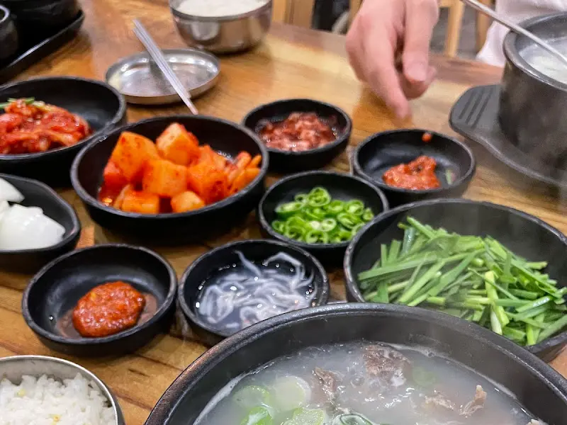 정갈하게 차려진 밑반찬