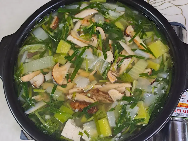 송이버섯의 향이 가득한 송이전골