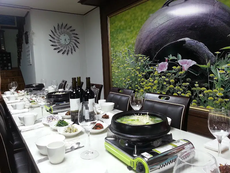 깔끔하게 차려진 테이블 세팅