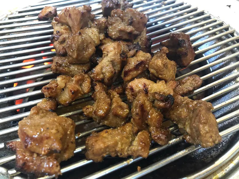 잘 구워진 돼지갈비 클로즈업