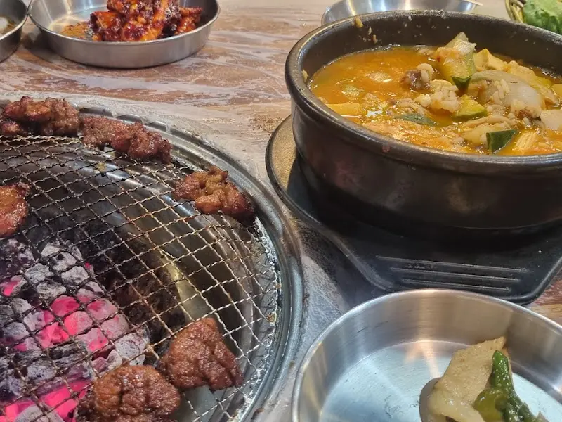 돼지갈비와 곁들임 반찬